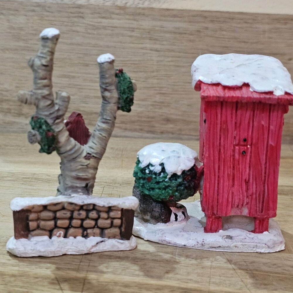 2 Lemax Christmas Outhouse & Tree Figurines 3" Red Resin Snow Wreath Decor - Picture 3 of 8